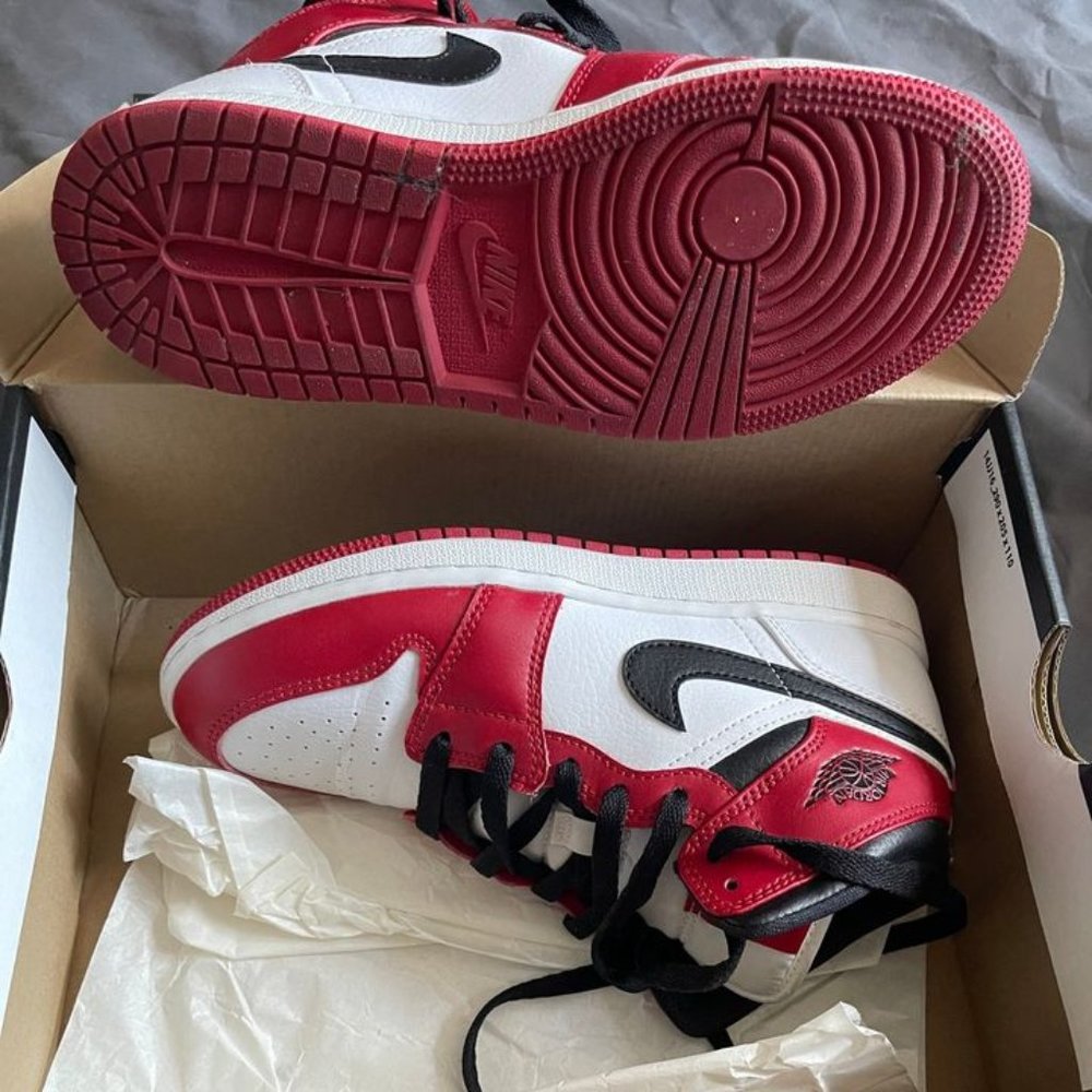 BEST OFFER  Jordan 1 Mid Chicago (2020)Sneakers Boys/Girls Kids Gently Worn